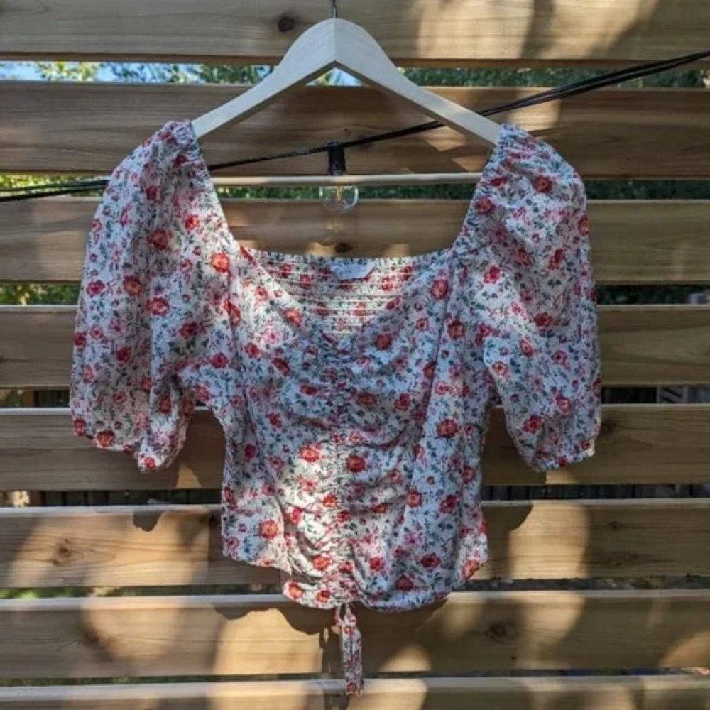 Lush white and red floral puff sleeve shirt L